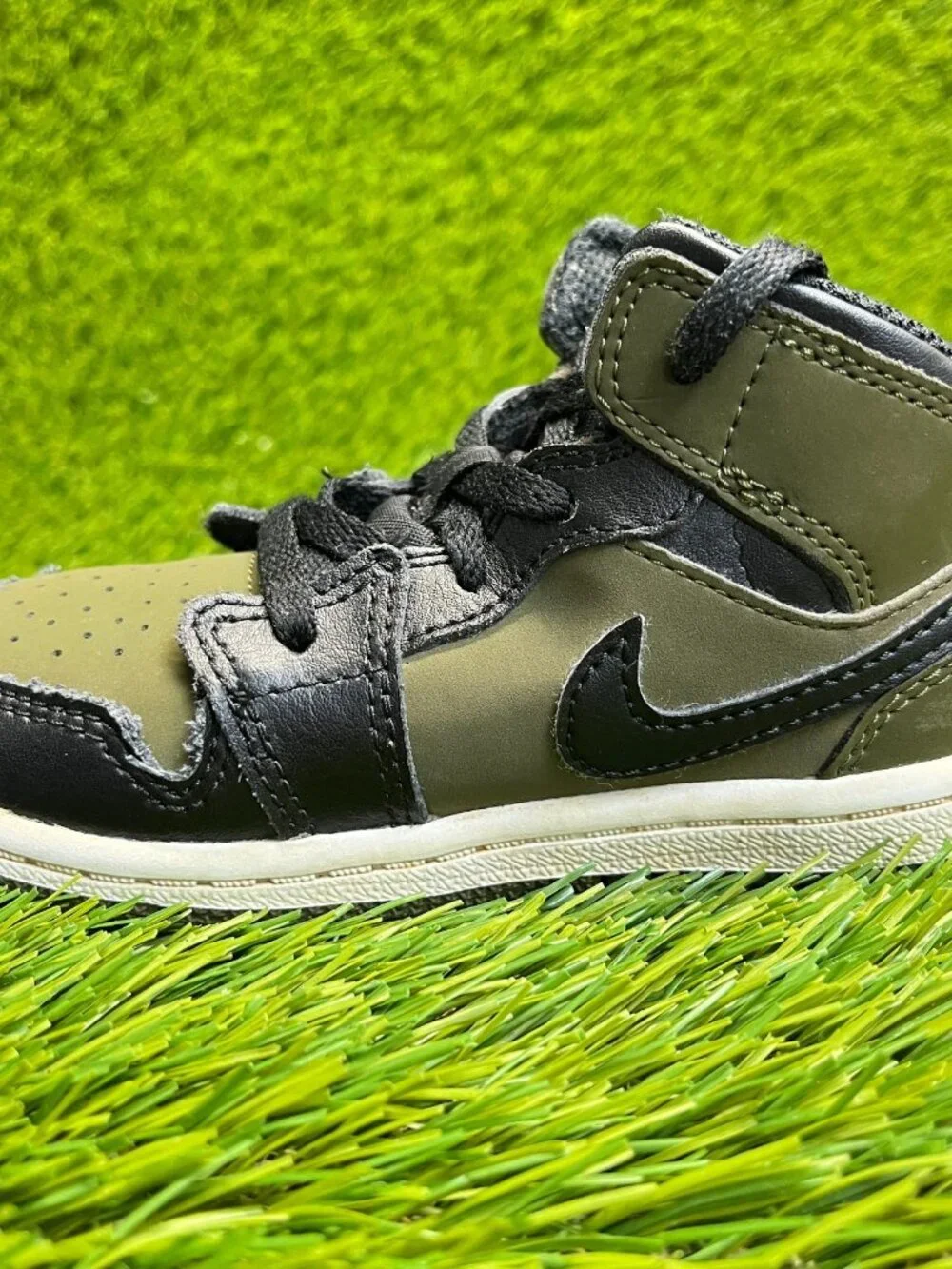 Nike Air Jordan 1 Mid Boys Size 9C‎ Green Black Athletic Leather Shoes Sneakers